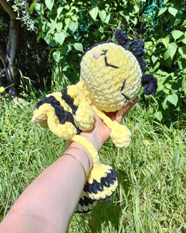 Gros doudou-poupée abeille 60€